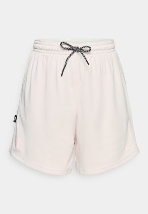 Helle rosa Netzshorts mit einem elastischen Bund, schwarzem und weißem Kordelzug sowie dezenten Brandingakzenten am Saum und an der Seite.