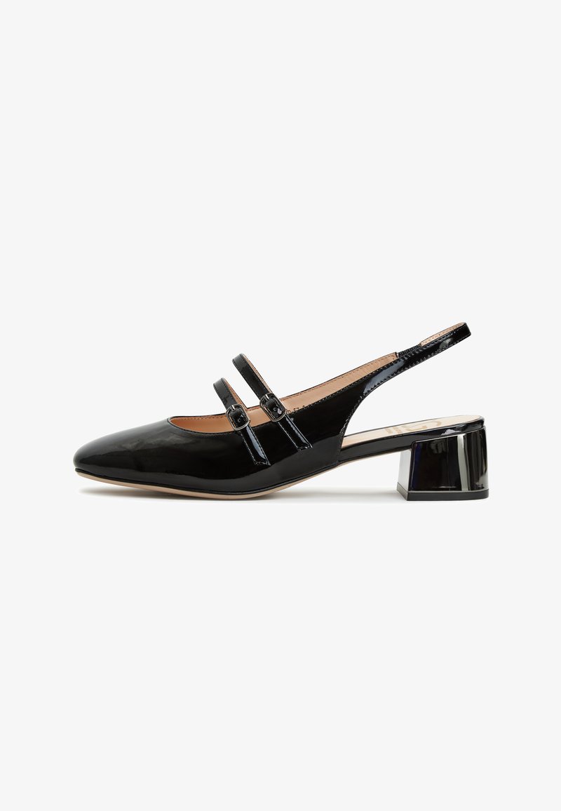 Musta patenttinahkainen slingback-kenkä, jossa on kaksi koristeellista hihnaa, teräväkärkinen muotoilu ja paksu läpinäkyvä korko.