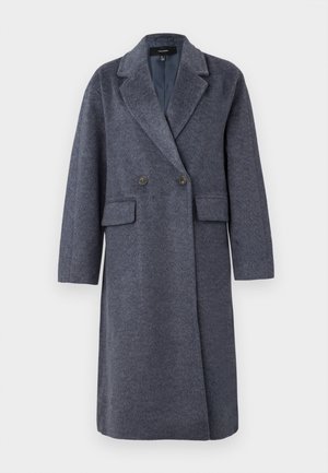 Divdubultā jaciņa, kas izgatavota no teksturēta tumši pelēka auduma, ar izgrieztu apkakli, divām priekšējām kabatām un elegantu siluetu.