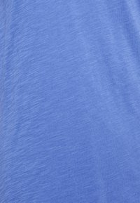 Niebieska tkanina melanżowa o miękkiej teksturze i subtelnych diagonalnych wzorach.