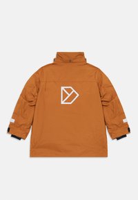 Veste isolante orange avec un col monté, logo géométrique blanc dans le dos, et des détails contrastants noirs sur les manches.