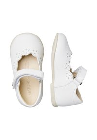 Scarpe bianche in pelle con design floreale intagliato, chiusura con strap in Velcro e punta arrotondata. Soletta beige morbida e suola in gomma liscia.