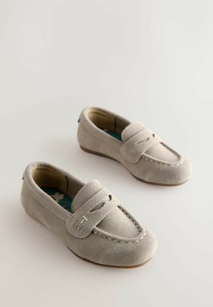 Grå ruskindsløbesko med et syet design, der har en lille rem, beige ydersål og blomsterprintet inderside. Blød tekstur, lav profil.