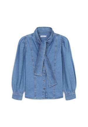Blouse en denim bleu clair avec de longues manches bouffantes, fermeture à boutons à l'avant et détail de cravate, posée à plat sur un fond blanc.