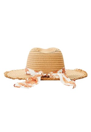 Chapeau de soleil en paille à large bord avec un tissage texturé et un foulard blanc à motifs floraux orange noué autour de la base.