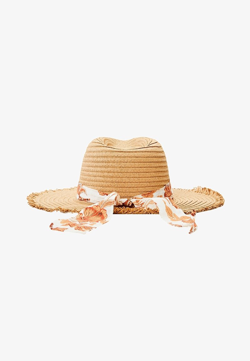 Chapeau de soleil en paille à large bord avec un tissage texturé et un foulard blanc à motifs floraux orange noué autour de la base.