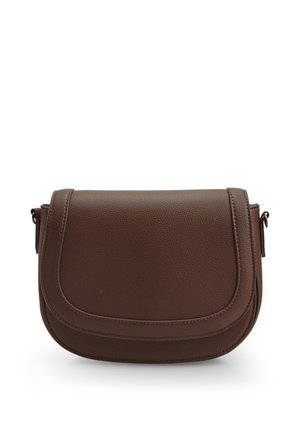 Borsa a tracolla in pelle marrone con chiusura a patta arrotondata e cuciture visibili su sfondo bianco.