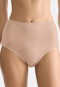Sous-vêtement beige taille haute en tissu lisse et extensible. Comprend une ceinture sans couture et un design à couverture complète.