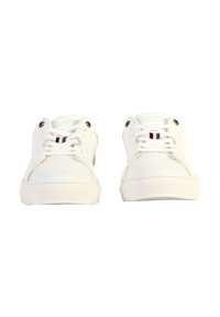 Sneaker bianche con tomaia in pelle liscia, punta tonda, chiusura frontale con lacci e occhielli in metallo. Suole in gomma texturizzata e dettagli minimali.