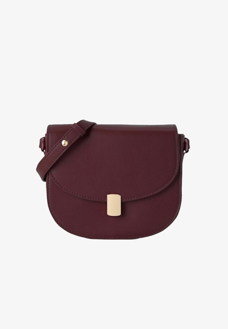 Sac en cuir bordeaux sombre à bandoulière avec rabat incurvé et fermoir rectangulaire en or, doté d'une bandoulière réglable.