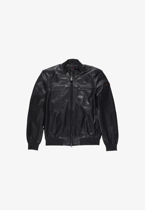 Giacca bomber in pelle nera con zip frontale, colletto e polsini a costine, due tasche con zip e due tasche sul petto. Texture liscia.