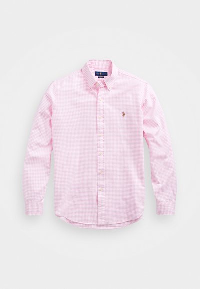 Camisa de manga larga de cuadros rosa con cuello abotonado, que presenta un pequeño logo en el lado izquierdo del pecho y un dobladillo curvado. Tejido de algodón.