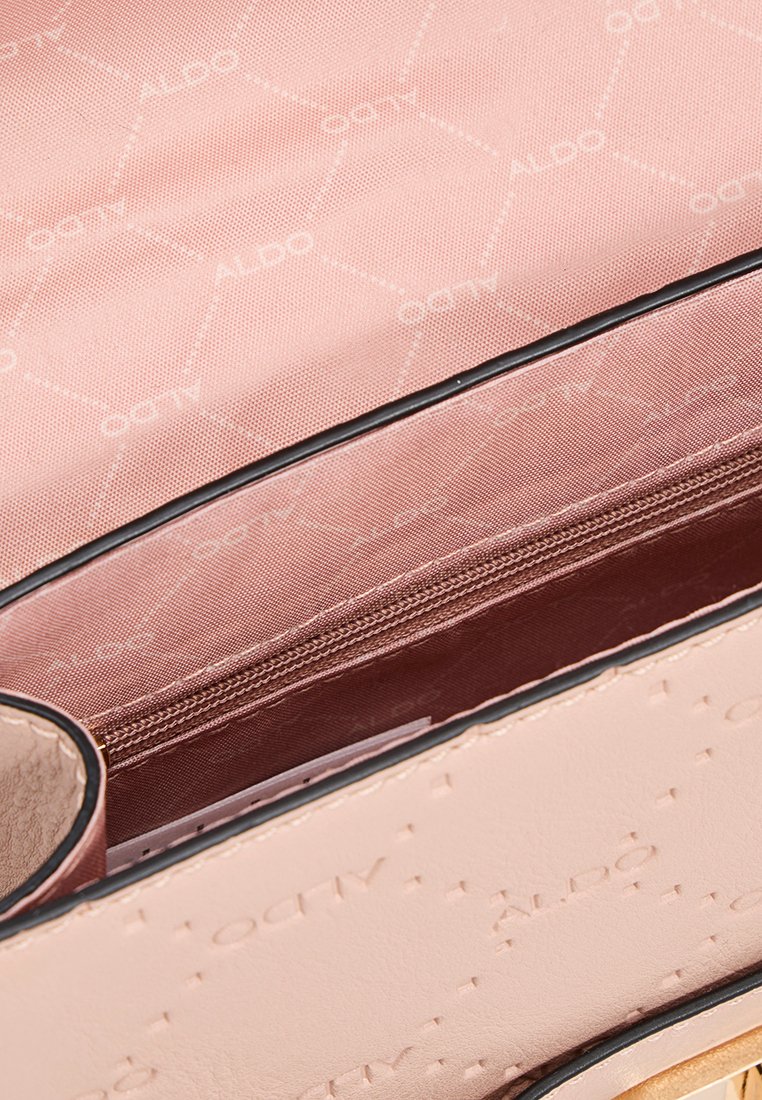 Borsa a mano rosa realizzata in materiale sintetico texturizzato, con una tasca interna con zip e un sottile motivo logo in rilievo. I bordi sono accentuati da piping neri.