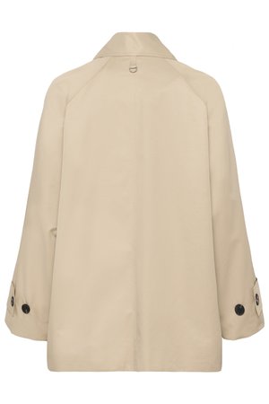 Imperméable beige à texture lisse, coupe décontractée, manches larges, et boutons noirs en accent sur les poignets. Au dos, une petite boucle pour suspendre.