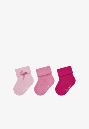 Drei gefaltete Babysocken in verschiedenen Rosa-Tönen, wobei eine ein Flamingo-Motiv aufweist, nebeneinander auf einem weißen Hintergrund angeordnet.