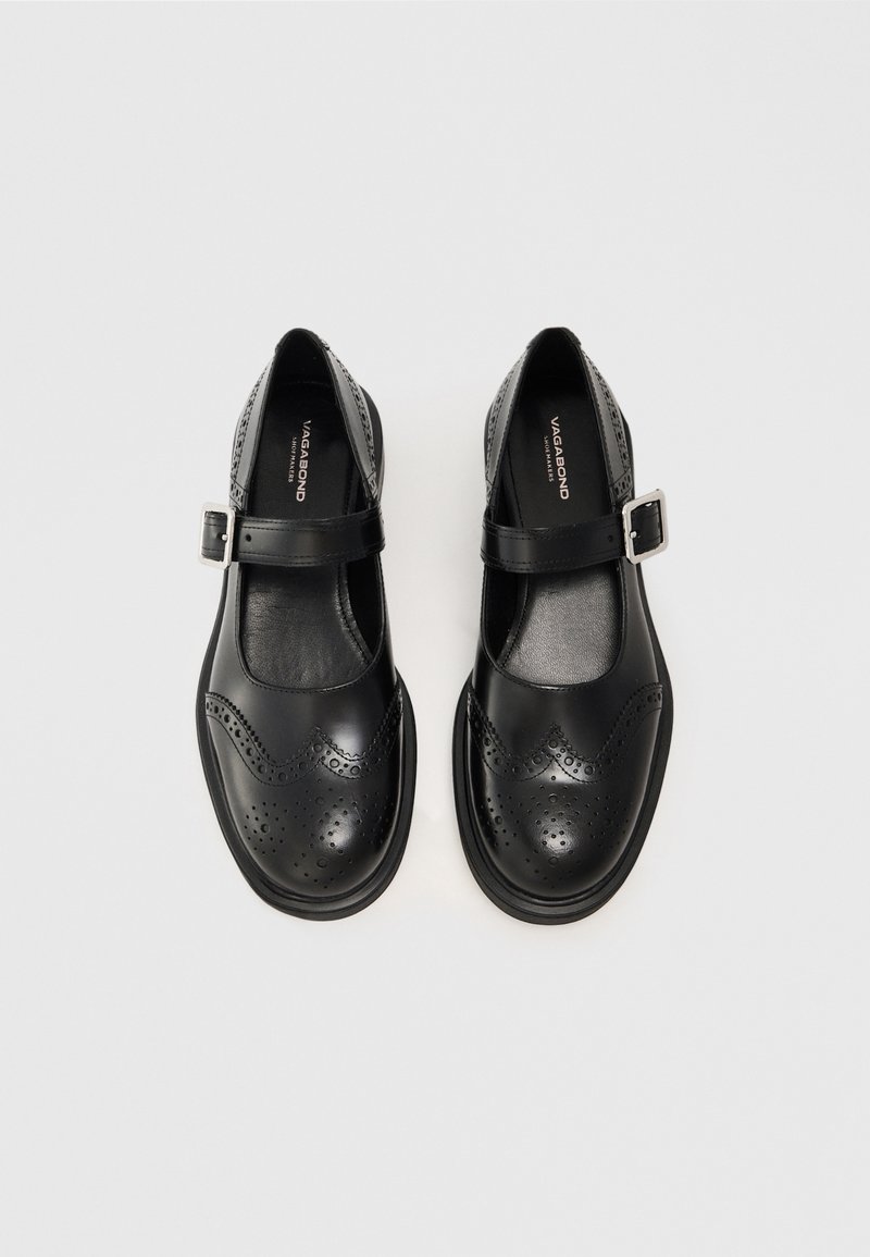 Des chaussures Mary Jane en cuir noir avec un bout rond, des détails perforés, un bord festonné et une lanière ajustable avec une boucle en argent.