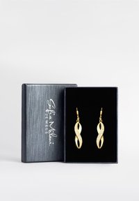Guldörhängen med flätad slingdesign, prydda med små klara kristaller. Presenteras i en svart, texturerad låda med varumärkeslogotyp.