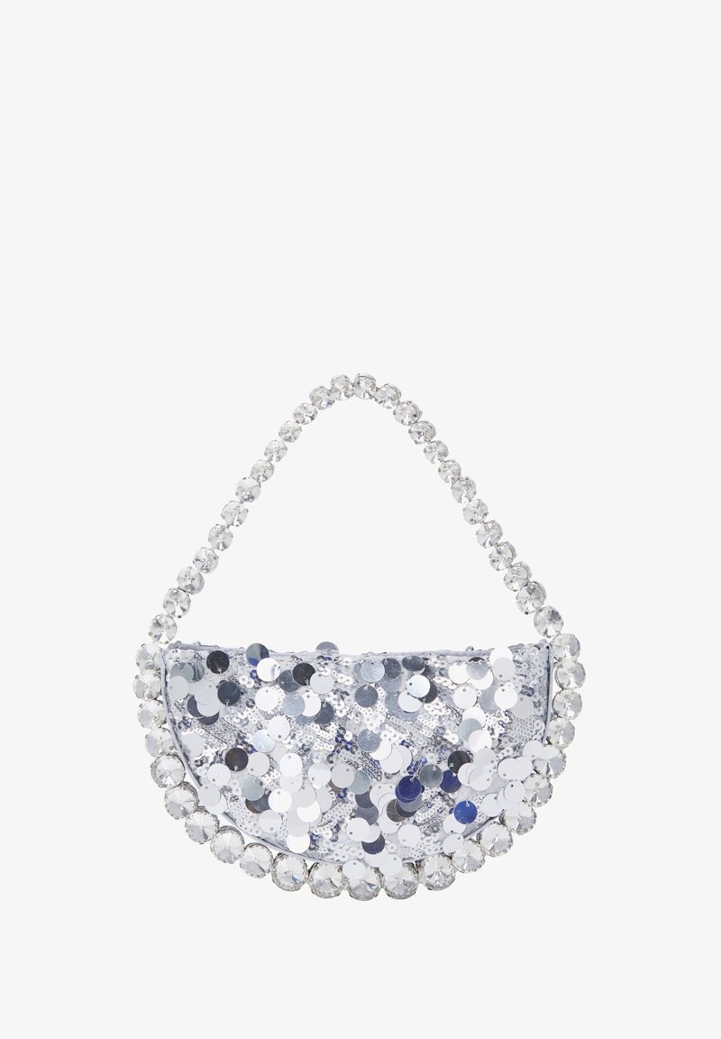 Srebrna torebka z cekinami o zakrzywionym kształcie, ozdobiona koralikowym uchwytem z przezroczystymi i srebrnymi kamieniami.