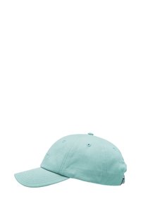 Ljusblå bomullscap med en böjd skärm, sex ventilationsöppningar och sydda detaljer. Har en broderad logotyp framtill.