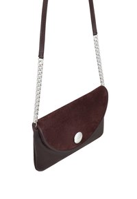 Brązowa skórzana torba na ramię z zamszowym klapkiem, łańcuszkowym paskiem i okrągłym srebrnym dodatkiem. Gładka tekstura i elegancki design.