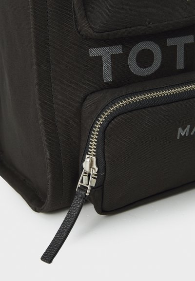 Borsa nera in tela con una zip ben visibile, finitura testurizzata e accessori in argento a contrasto con il marchio sul lato.