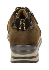 Bruine suède schoenen met een gestructureerde donkere accent bij de hak, een gevoerde zool en een ritssluiting. Heeft een versterkte achterkant voor extra ondersteuning.