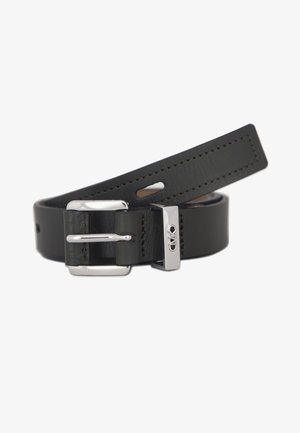 Zwarte leren riem opgerold met een zilveren metalen gesp en een metalen lus gegraveerd met de letters "CMP".