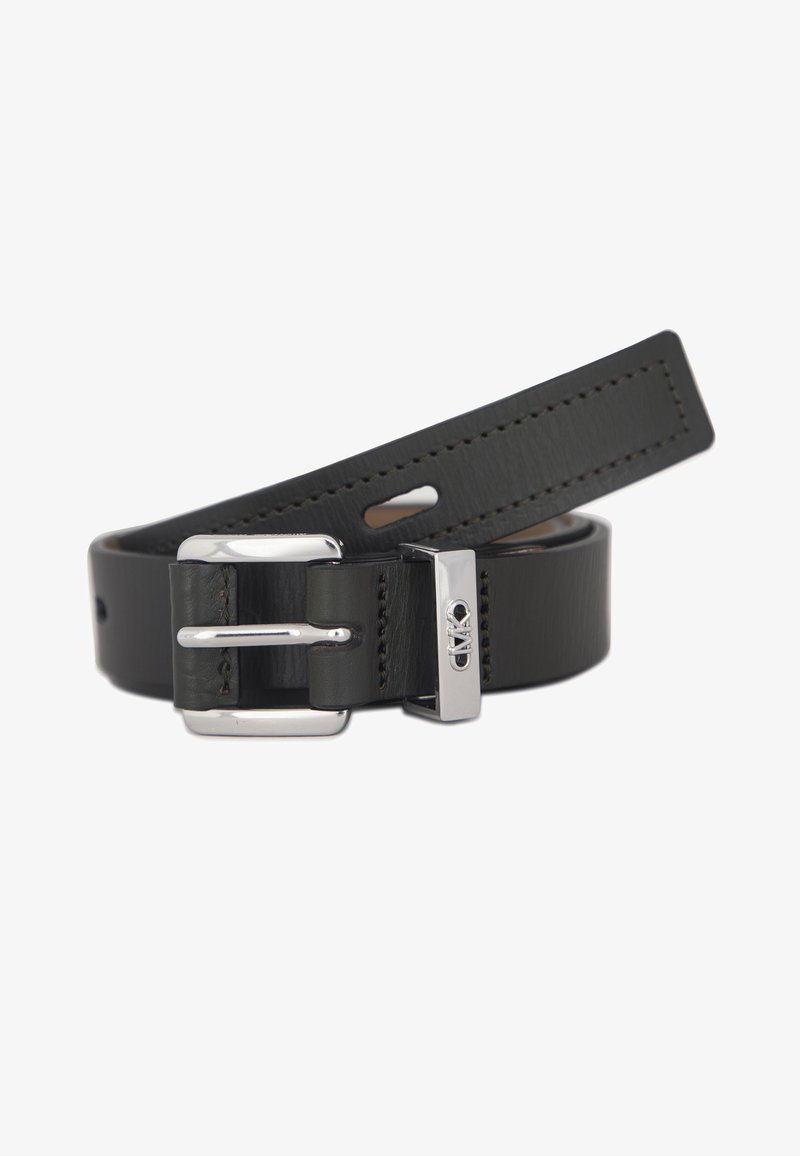 Zwarte leren riem opgerold met een zilveren metalen gesp en een metalen lus gegraveerd met de letters "CMP".