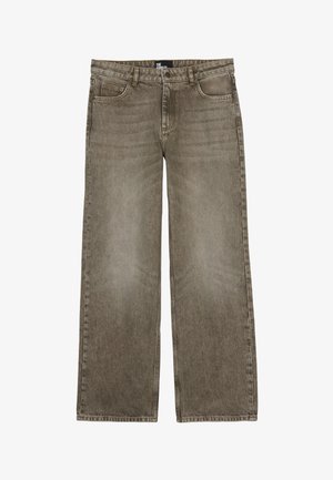 Vaqueros de pierna ancha en un color oliva desgastado, hechos de denim, con cinco bolsillos, cremallera frontal y detalles de costura sutiles.