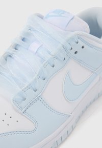 Nike Sportswear DUNK LOW - Zapatillas - white/blue tint
