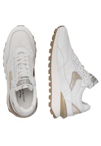Sneakers bianchi con tomaia in pelle texturizzata, design retrò, suola spessa e dettagli dorati ai lati. Sistema di allacciatura con linguetta con marchio.