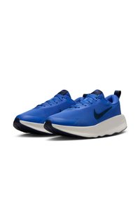 Niebieskie buty sportowe wykonane z siateczki i materiału syntetycznego, z białą podeszwą i ciemnoniebieskimi akcentami. Zaprojektowane z wyściełanym kołnierzem i lekką konstrukcją.