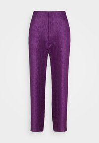 Pantalon violet plissé avec une finition lisse et texturée. Il présente une coupe droite et une ceinture élastique pour un ajustement confortable.