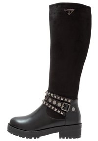 Stivali neri al ginocchio in suede e pelle, con una cintura borchiata e dettagli metallici, e una suola in gomma spessa.
