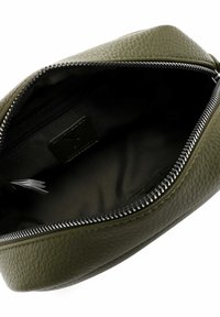 Borsa in pelle verde oliva, con superficie texturizzata, chiusura con zip e rivestimento interno in tessuto nero con una piccola tasca interna.