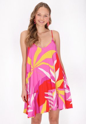 Il vestito con stampa floreale presenta una combinazione di colori rosa, rosso e giallo, spalline sottili e un orlo svasato con una silhouette giocosa.
