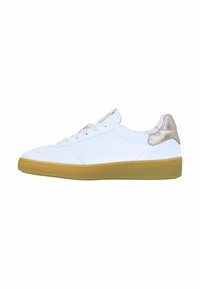 Witte leren sneaker met een getextureerde tan rubberen zool, voorzien van een metallic gouden accent op de hak en lichtgrijze veters.