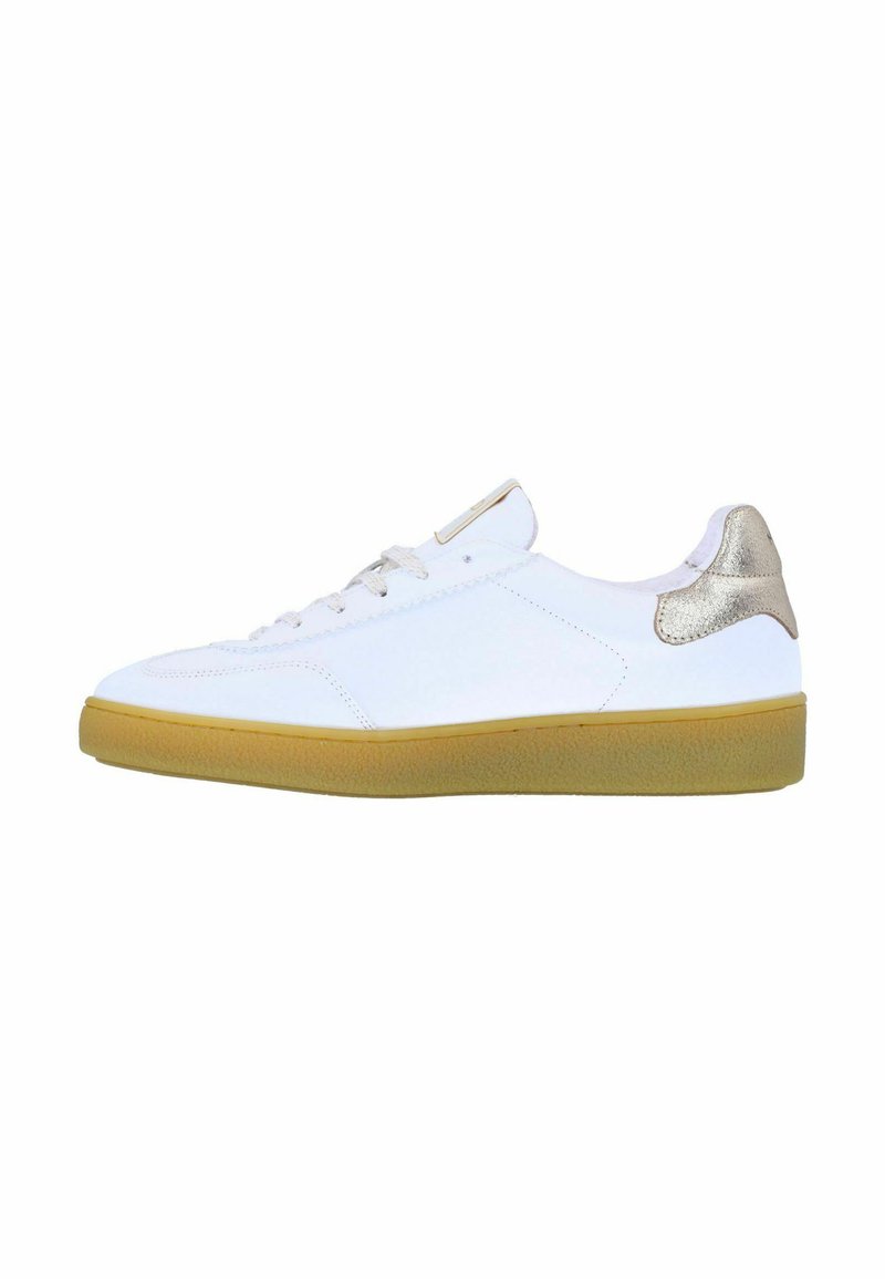 Witte leren sneaker met een getextureerde tan rubberen zool, voorzien van een metallic gouden accent op de hak en lichtgrijze veters.