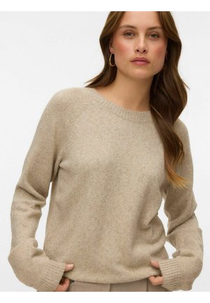 Pull beige en tricot avec un col rond, des manches raglan et des poignets côtelés. Le matériau semble doux, avec une texture subtile et une légère variation de couleur.