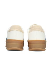 Baskets en cuir blanc avec un accent en suède beige, présentant un talon texturé et une semelle en caoutchouc naturel ; design simple et profil bas.