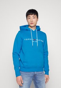 Tommy Hilfiger LOGO HOODY - Mikina s kapucňou - shocking blue