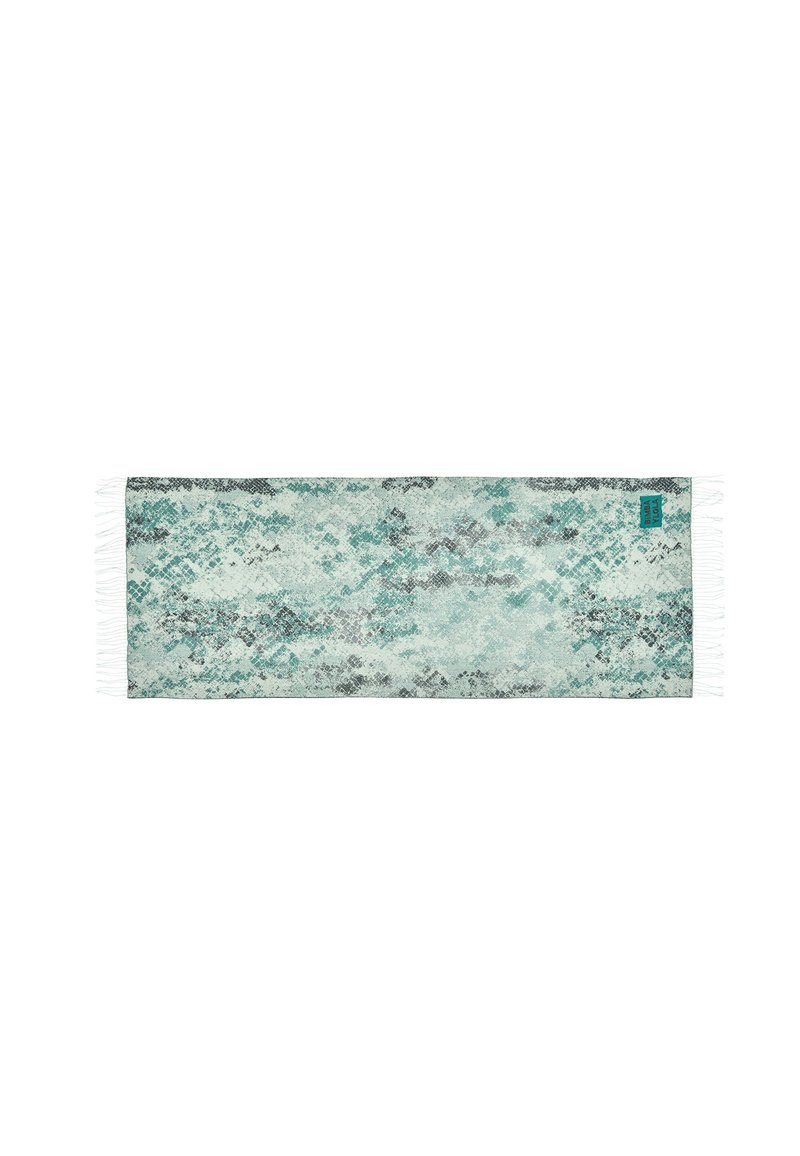 Bieżnik tekstylny z wielokolorowym wzorem w odcieniach teal, szarości i czerni, z frędzlami na brzegach. Prostokątny kształt, gładka textura.