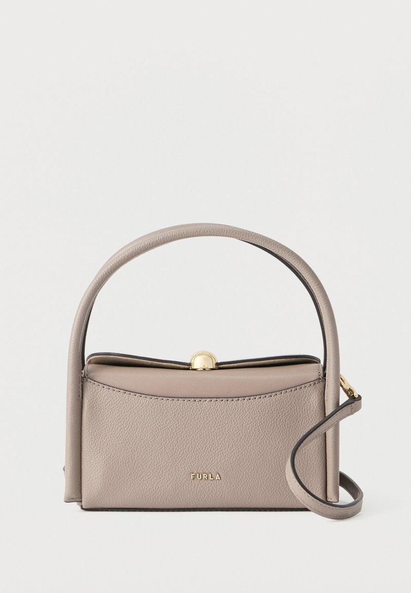 Taupe tekstureret lædertaske med buet øverste håndtag, guldlås, aftagelig skulderrem og "Furla"-logo på forsiden.