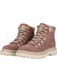 Bottes de randonnée en daim marron avec semelles en caoutchouc crème, œillets en ton doré et lacets épais et texturés. Zip latéral et col rembourré pour le confort.