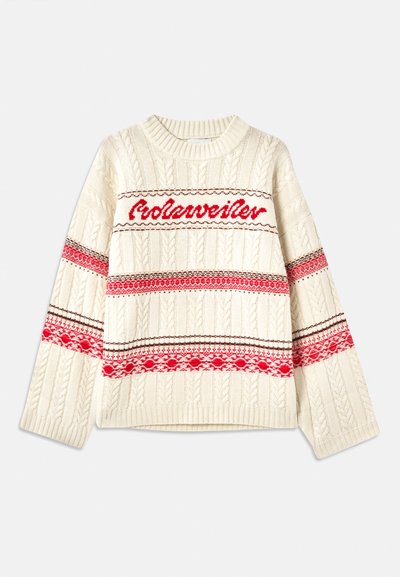 Suéter de punto color crema con textura de trenzas, con patrones de rayas rojas y marrones, que presenta la palabra "Hölweider" en rojo en el pecho.