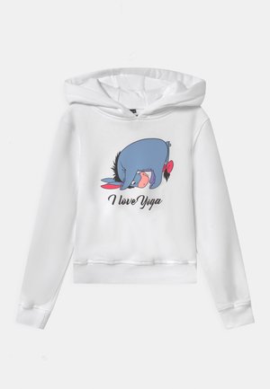 Hvit hettegenser med et stort grafisk trykk av en blå tegneserieequi i en yogaposisjon og teksten "Jeg elsker yoga" i svart under designet.