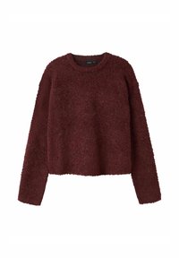Bordeaux fuzzy sweater med lange ærmer og rund halsudskæring. Teksturen ser blød og strikket ud, med en cropped kant.