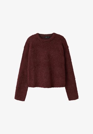 Bordeaux fuzzy trui met lange mouwen en een ronde hals. De textuur lijkt zacht en gebreid, met een verkorte zoom.