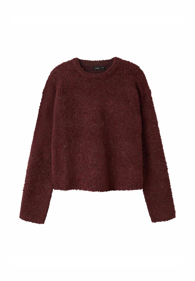 Bordeaux fuzzy sweater med lange ærmer og rund halsudskæring. Teksturen ser blød og strikket ud, med en cropped kant.