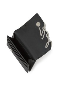 Portefeuille en cuir noir avec des accents en métal argenté. Dispose de plusieurs fentes pour cartes et d'une fermeture à bouton-pression. Intérieur texturé. Vue ouverte présentée.